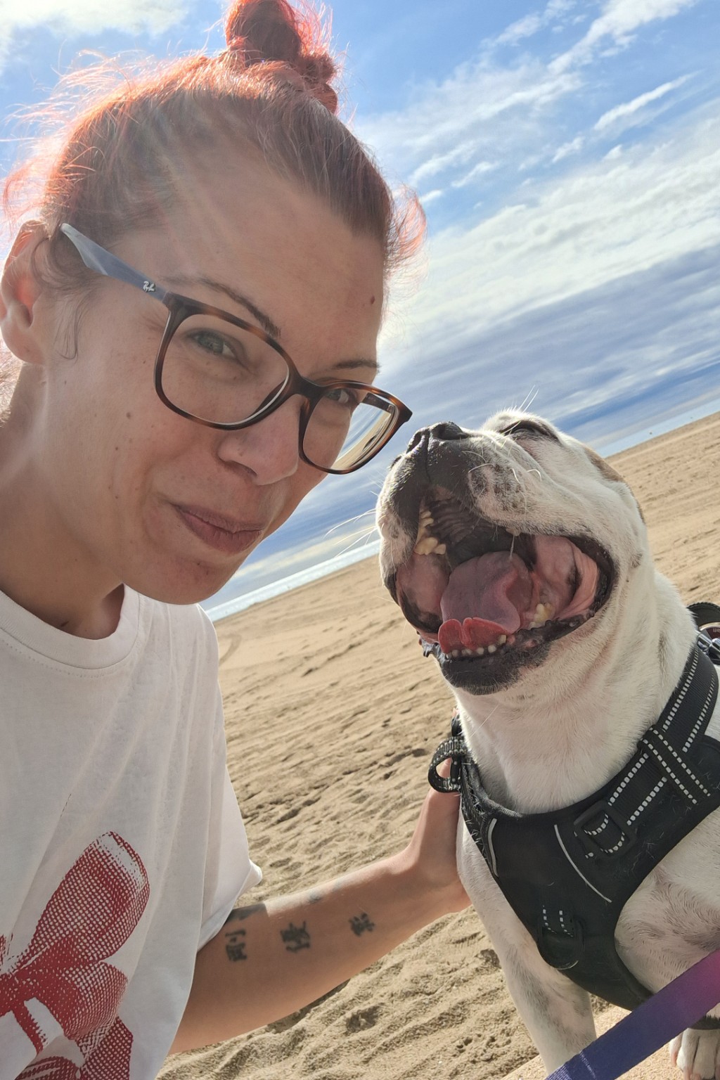 Jennifer Bleichert am Strand mit Hund
